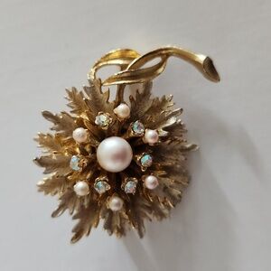 Vintage BSK‎ flower brooch